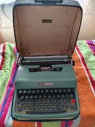 Máquina de escribir Olivetti Lettera 32