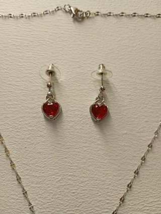 Conjunto collar y pendientes corazón rojo
