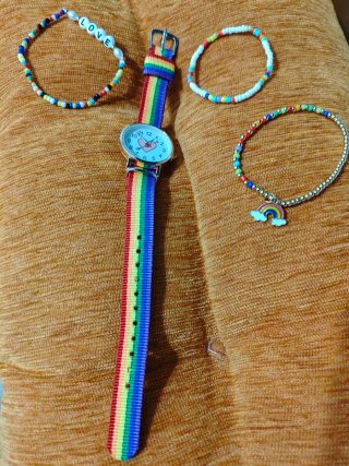 Reloj y pulseras arcoíris