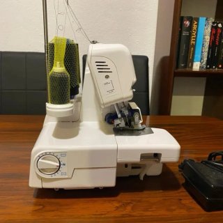 Máquina Overlock JUKI MO-50eN