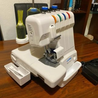 Máquina Overlock JUKI MO-50eN