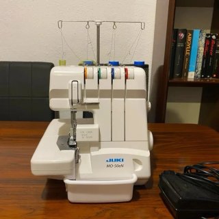 Máquina Overlock JUKI MO-50eN