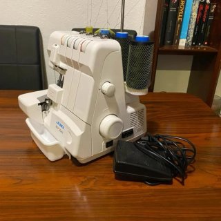Máquina Overlock JUKI MO-50eN