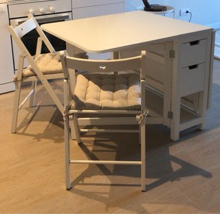 Mesa plegable blanca con cajones