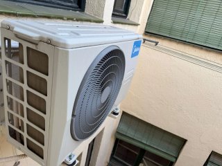 Manifold AC con mangueras y herramientas
