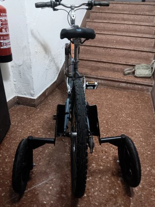 Bici adulto con ruedines. Segura y compacta