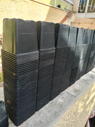 Fioriere in plastica nere. 700 unità