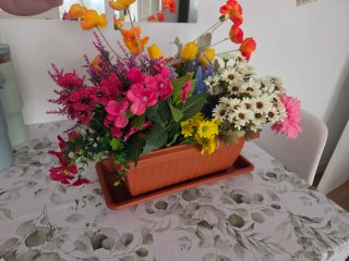Jardinera con flores silvestres artificiales