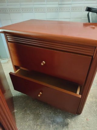 Mesitas de noche y cómoda de madera. Buen estado.