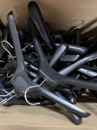 Perchas gruesas de plástico negro