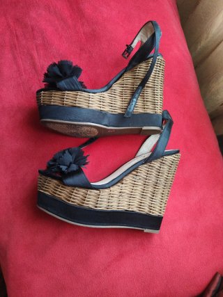 Cuñas de vestir con mimbre y raso negro
