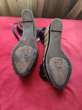 Cuñas de vestir con mimbre y raso negro