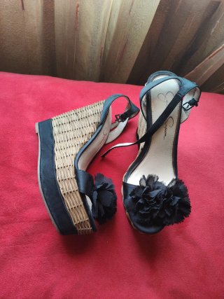Cuñas de vestir con mimbre y raso negro