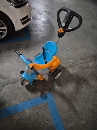 Triciclo infantil azul y naranja