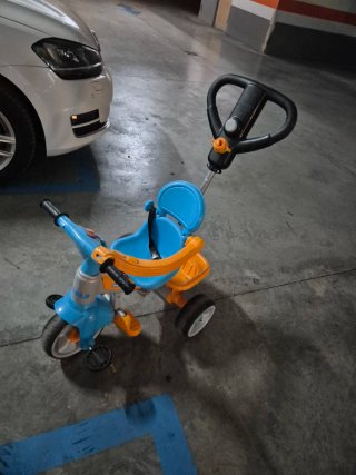 Triciclo infantil azul y naranja