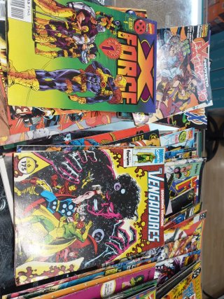 Lote de 99 comics de grapa Marvel, DC