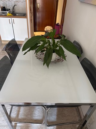 Mueble comedor y mesa con sillas