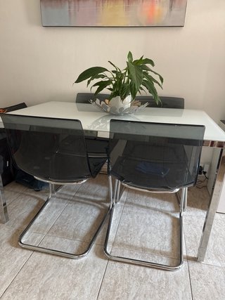 Mueble comedor y mesa con sillas