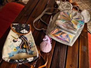 Lote mochilas niña beige y plateada