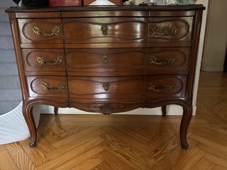 Cómoda antigua de madera con detalles dorados