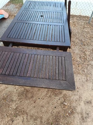 Mesa de madera oscura