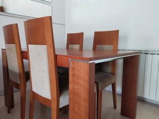 Mesa comedor y 4 sillas en muy buen estado