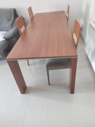 Mesa comedor y 4 sillas en muy buen estado