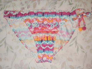 Bikini multicolor con detalles de pompón