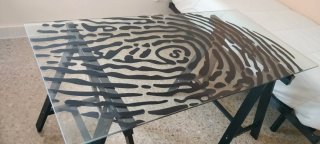 Mesa de cristal con diseño de huella dactilar