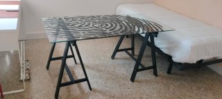 Mesa de cristal con diseño de huella dactilar