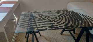 Mesa de cristal con diseño de huella dactilar