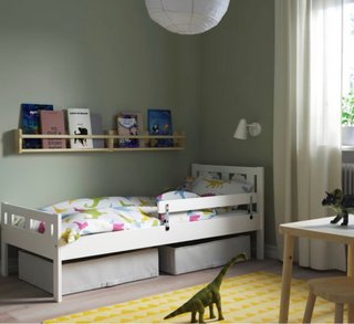 Cama infantil blanca con barrotes decorados