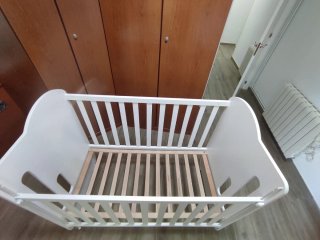 Cuna blanca 120x64cm. Altura max. 120 cm.
