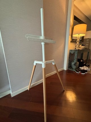Soporte TV SKLUM Trípode Madera Blanco