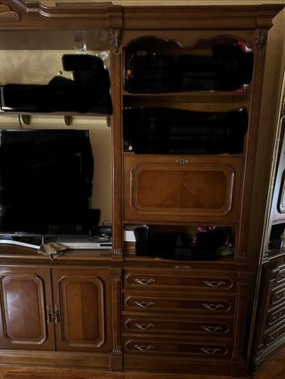 Mueble de salón de madera maciza estilo castellano