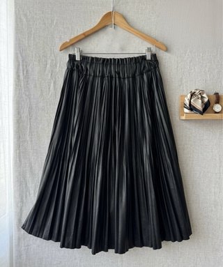 Falda plisada efecto piel negra T.XS