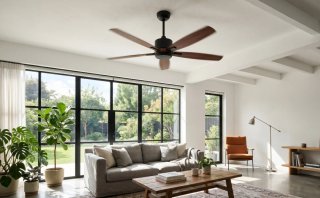 Instalador de ventiladores de techo. Electricista