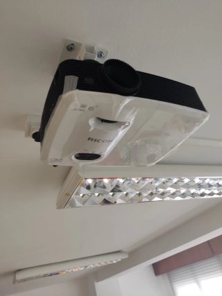 Pizarra Interactiva Iggual 85 + Proyector Ricoh