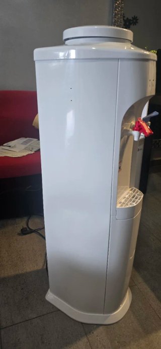 Fuente dispensador de agua blanca