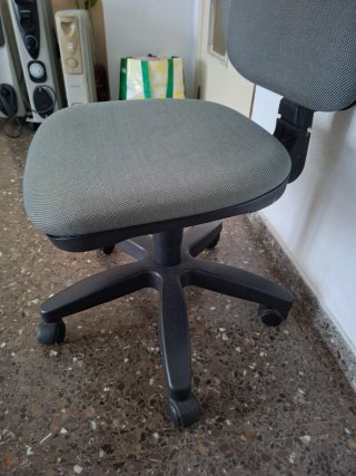 Silla de oficina gris y negra