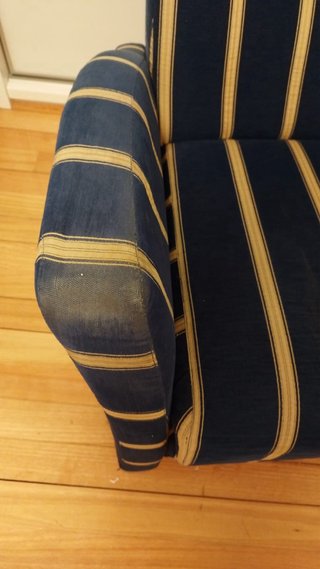 Sillón orejero clásico azul y beige