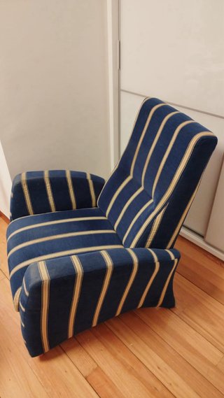 Sillón orejero clásico azul y beige