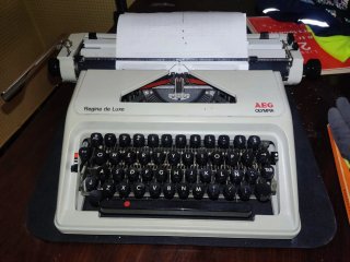 Máquina de escribir AEG Olympia Regina de Luxe