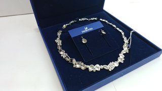 Conjuno SWAROVSKi Collar y pendientes