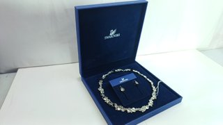 Conjuno SWAROVSKi Collar y pendientes