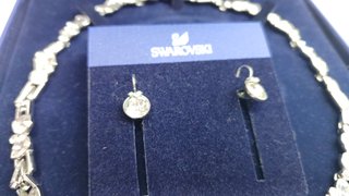 Conjuno SWAROVSKi Collar y pendientes