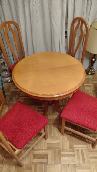 Mesa redonda extensible y 4 sillas madera