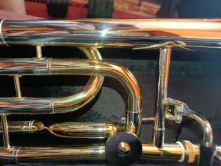 Trombón de varas tubería ancha