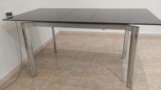 Mesa extensible cristal negra y metal