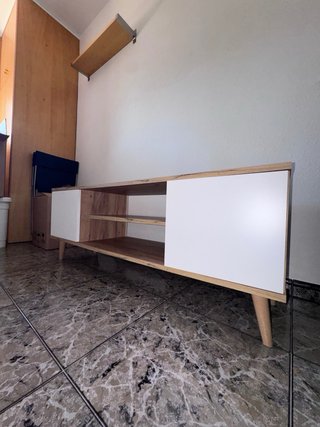 Mueble TV madera y blanco